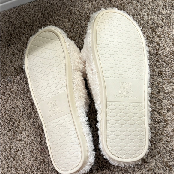 ✨Fuzzy Slippers✨ - Picture 3 of 3